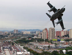 AMX (A-1A) dando rasante no Anhembi